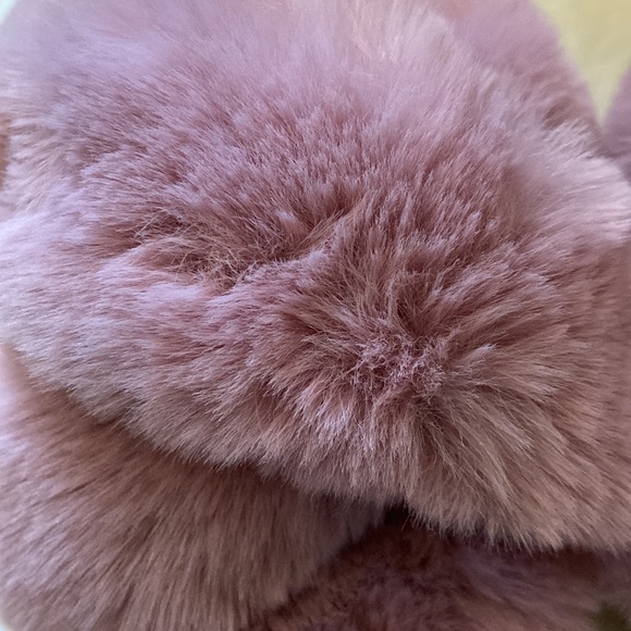 NWOT Dusty rose faux fur slides slippers in size M - Picture 2 of 4